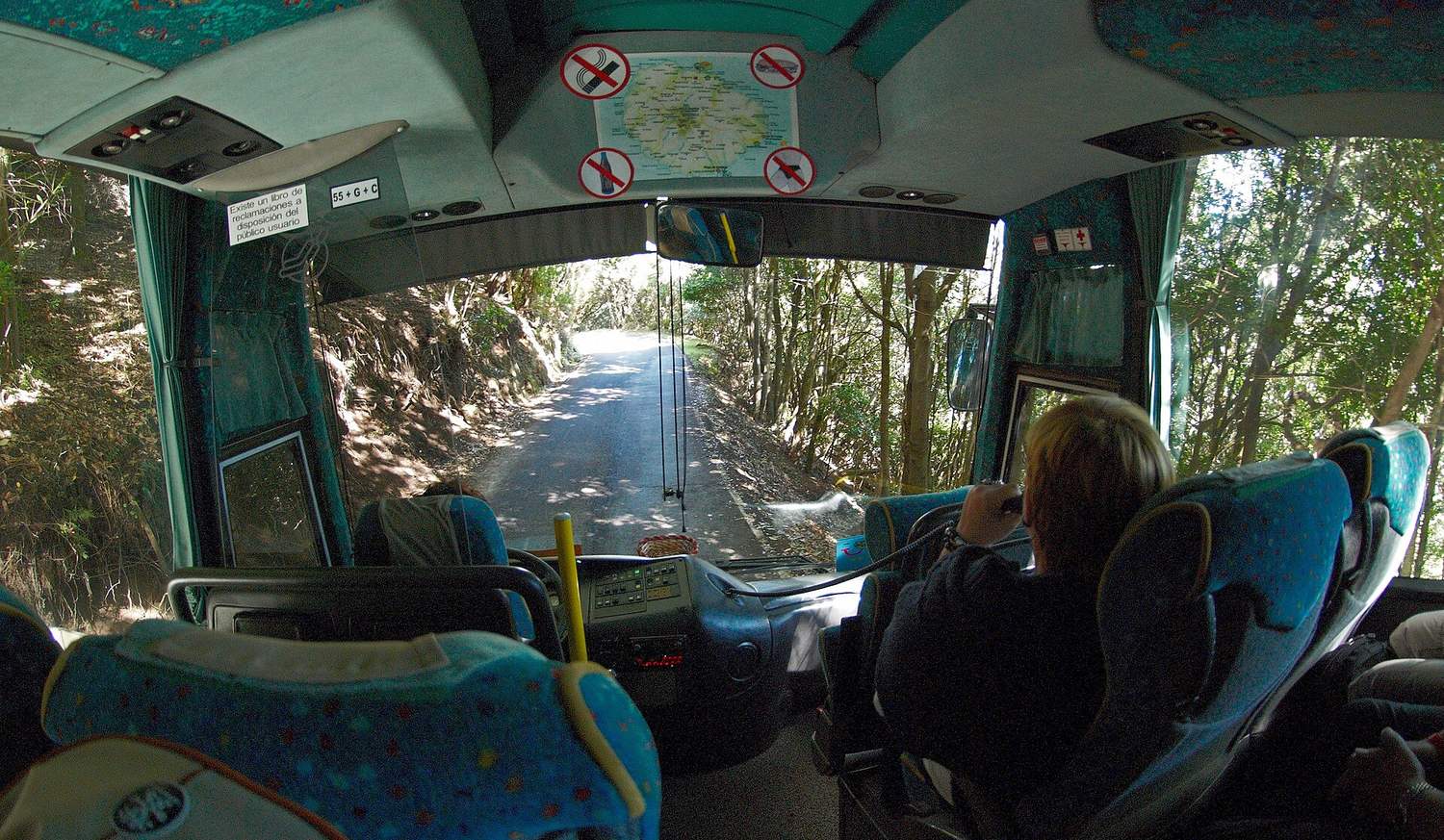 El interior de una guagua recorriendo una carretera de La Gomera.