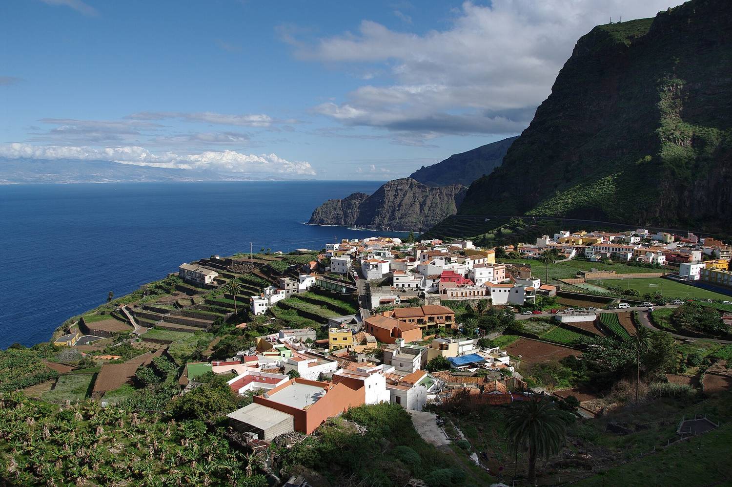 El pueblo de Agulo visto desde lo alto, con sus bancales y el mar al fondo.